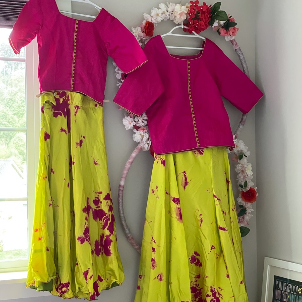 Mom daughter tie dye twinning outfits